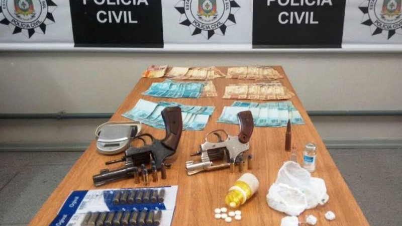De acordo com o delegado Rafael Lopes, um dos suspeitos vendia cocaína a caminhoneiros, provavelmente para uso durante as viagens.