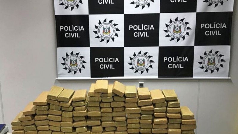 A droga, que estava dividida em 166 tijolos, foi localizada em uma residência no bairro Roselândia.