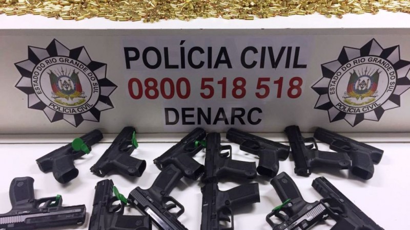 Foram recolhidas 13 pistolas calibre nove milímetros novas, de origem turca e duas mil munições do mesmo calibre. Duas mulheres foram presas.