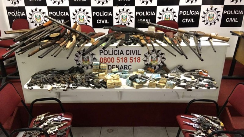 Mais de 100 armas e R$ 300 mil em dinheiro foram apreendidos em fábrica clandestina, na região metropolitana de Porto Alegre.