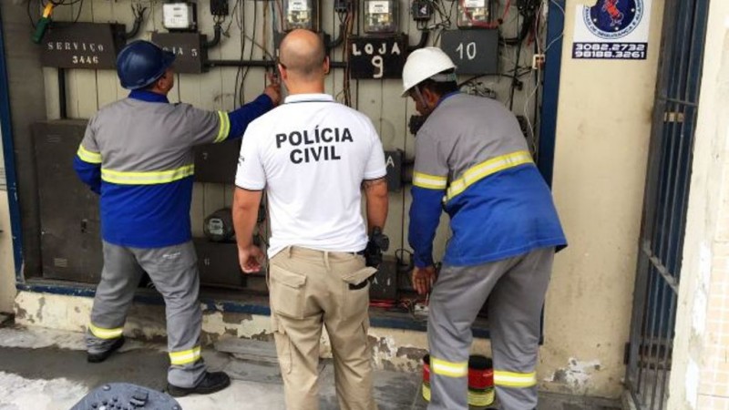 Policiais diligenciaram juntamente com técnicos da CEEE em um bingo clandestino em Porto Alegre.