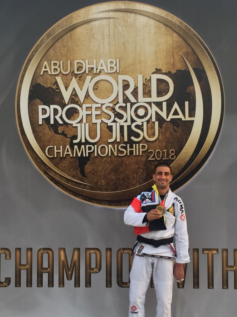 O servidor, de 32 anos, conquistou o campeonato na última sexta-feira (21) no Mubadala Arena, em Abu Dhabi, nos Emirados Árabes Unidos.