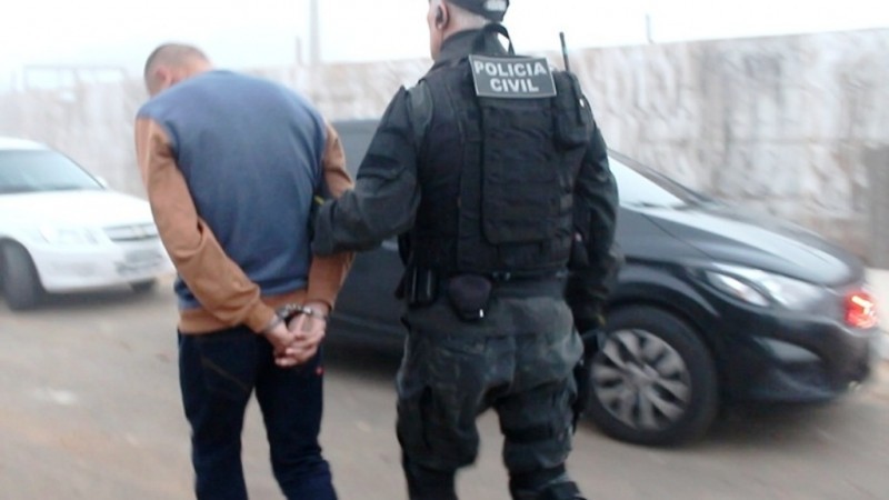 Os policiais civis cumpriram oito mandados de busca e de apreensão e dois mandados de prisão temporária