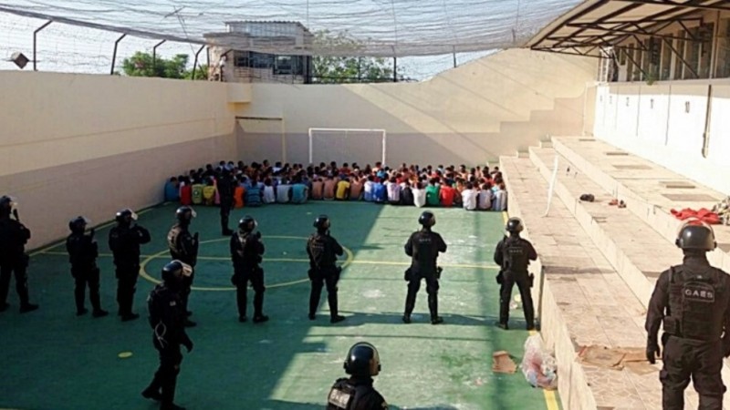 Operação iniciou às 8h e movimenta cerca de 60 agentes penitenciários.