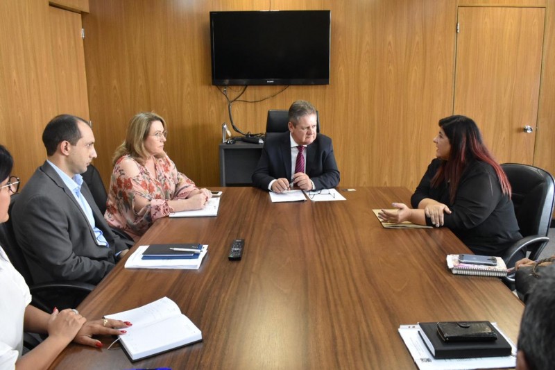 Sentados a uma mesa, da esquerda para a direita, a delegada dos serviços penitenciários Rosane Avila, o prefeito de Charqueadas, Simon de Souza, e o vice-governador Ranolfo Vieira Júnior, e a vereadora Patrícia Ferreira.