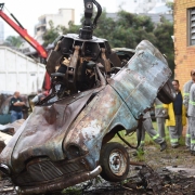 Garra mecânica levanta carcaça de veículo em ferro velho vistoriado pela Operação Desmanche em Caxias do Sul.