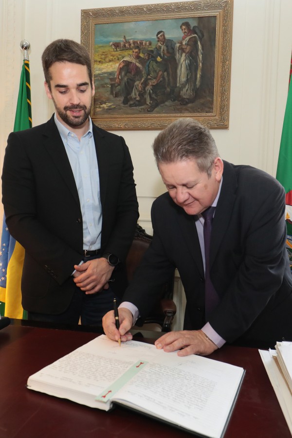 Ranolfo Vieira Júnior, ao lado de Eduardo Leite, assina termo de transmissão para o cargo de governador em exercício.