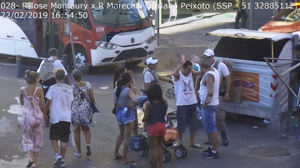 Imagem de câmera da segurança mostra momento em que foragido da Justiça é abordado por dois policiais militares no centro de Porto Alegre.