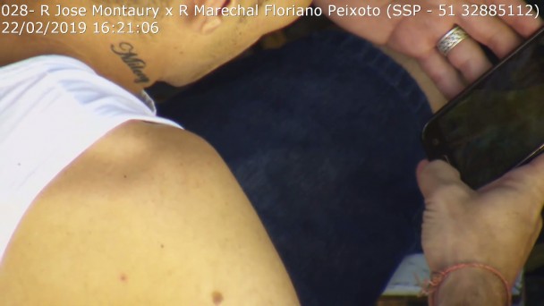 Imagem em zoom mostra tatuagem no pescoço de um foragido, visualizada por meio de câmera de videomonitoramento no centro da Capital.