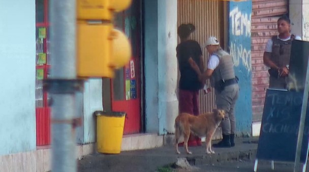 Imagem de videomonitoramento mostra momento em que homem armado é preso por policiais militares na Avenida Voluntários da Pátria, em Porto Alegre