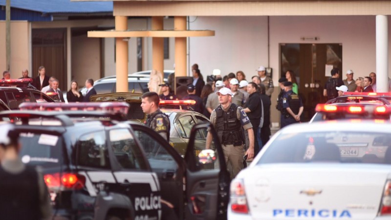 Viaturas e agentes da Polícia Civil, da Brigada Militar e do Instituto-Geral de Perícias durante Operação Integrada Metropolitana, em Caxias do Sul.