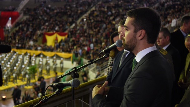 Governador Eduardo Leite foi paraninfo da turma de policiais militares formados nesta sexta-feira (26).