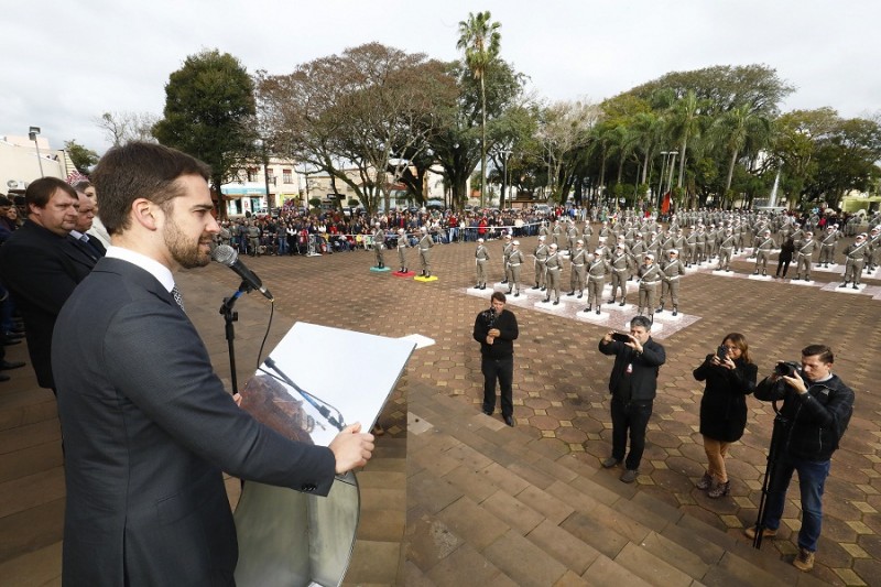 Governador Eduardo Leite em discurso para os jovens policias
