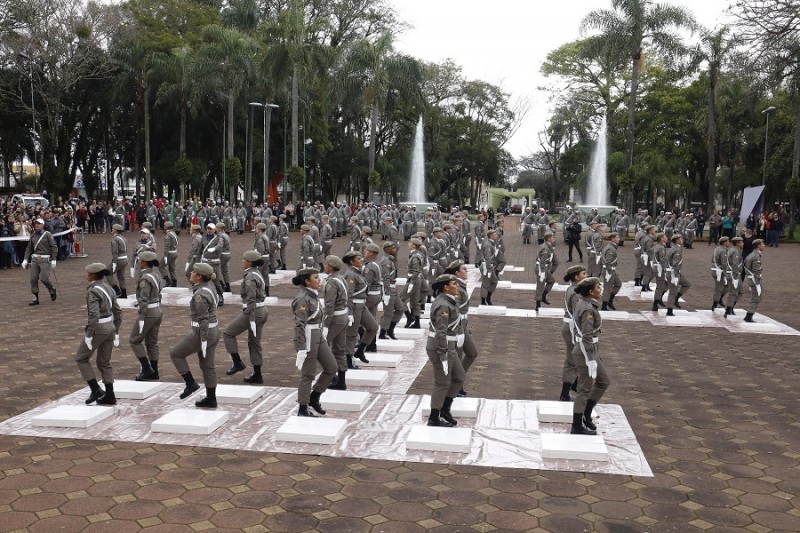 Novos policiais em desfile de encerramento da cerimônia de formatura