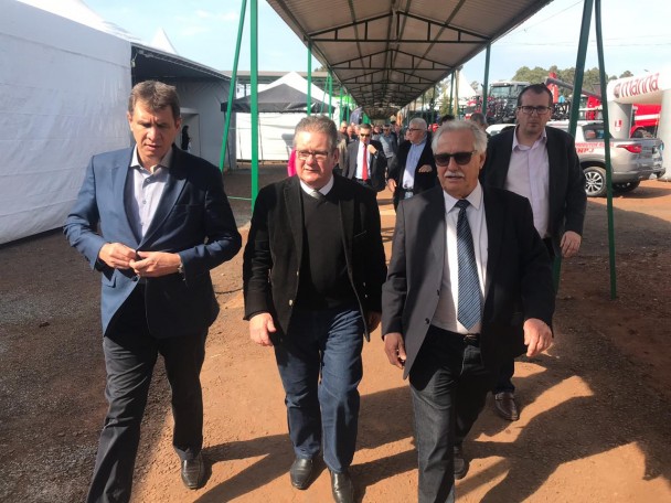 Vice-governador do Estado e prefeito de Santo Augusto caminham pelos estandes da EXPOFESA 