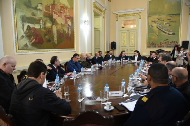 Cerca de 20 autoridades reunidas em torno de uma grande mesa, na Prefeitura Municipal de Porto Alegre.