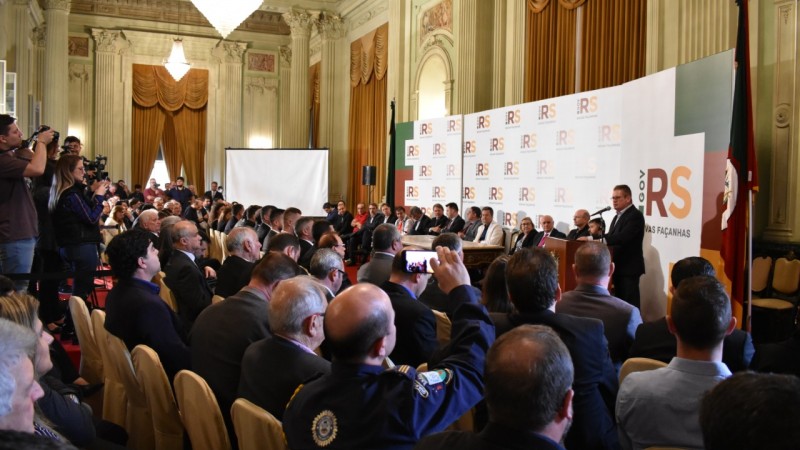 Senadores, deputados e autoridades estaduais participaram da solenidade no Sal&atilde;o Negrinho do Pastoreio, no Pal&aacute;cio Piratini