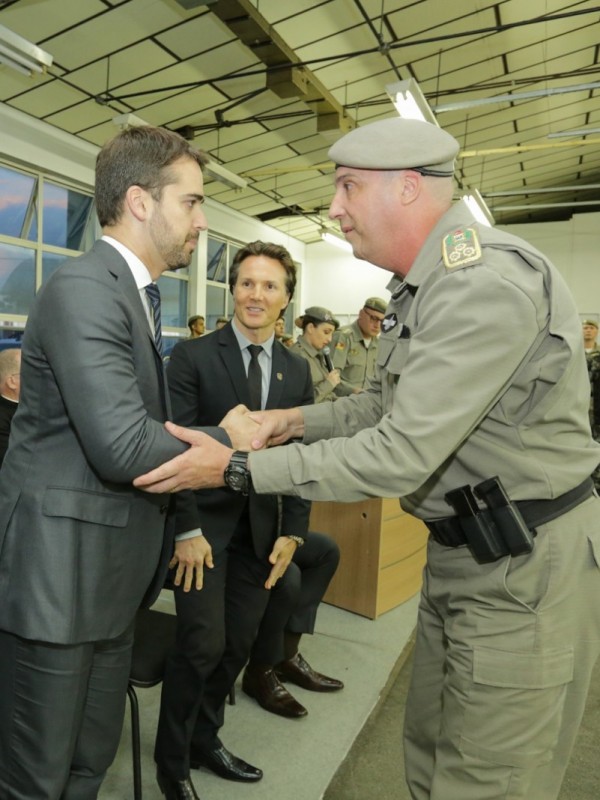 Governador cumprimenta o coronel Rodrigo Mohr, em sua primeira missão oficial como novo comandante-geral da Brigada Militar 
