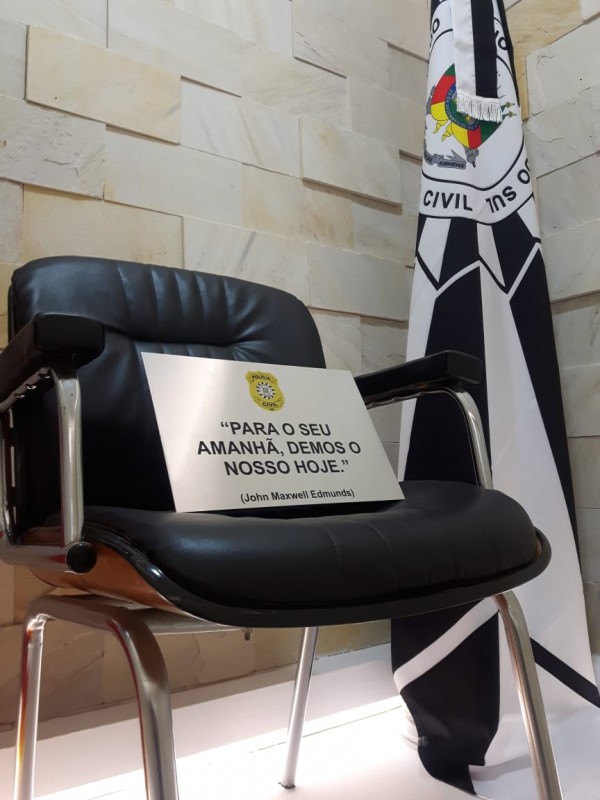 Cadeira vazia é outra forma de homenagear policiais que perderam a vida durante atividade da profissão