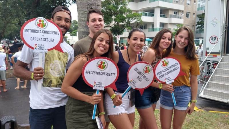 Grupo de jovens que, antes do início do Planeta Atlântida, participou de atividade educativa da Balada Segura, promovida pelo DetranRS