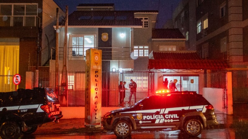 Fachada da nova sede da 3ª Delegacia de Polícia de Canoas, na Avenida Sezefredo Azambuja Veira, 755, bairro Moinhos de Vento. Em frente ao prédio, duas viaturas da Polícia Civil estacionadas.