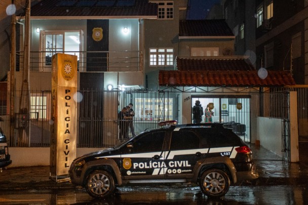 Fachada da 3ª DP de Canoas. Em frente, uma viatura da Polícia Civil estacionada.