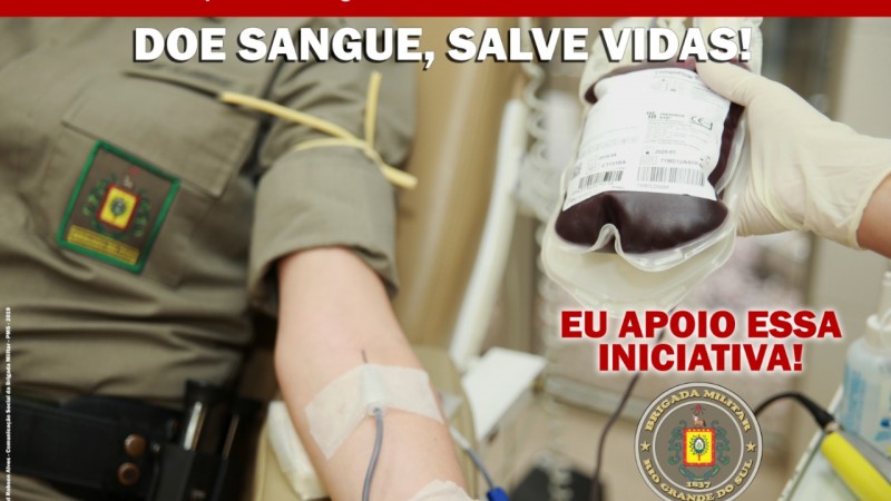 Foto fechada no braço de uma PM, onde está afixada com uma fita branca uma cânula para doação de sangue. Ao lado, uma mão com luva cirúrgica segura uma bolsa de sangue. Sobre a foto, aplicada a frase: Doa sangue, salve vidas! Eu apoio essa iniciativa.