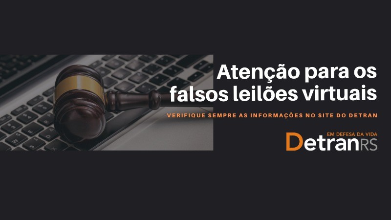 No canto esquerdo, uma imagem em detalhe mostra um teclado de computador e um pequeno martelo de madeira usado em leilões. No canto direito a informação "Atenção para os falsos leilões virtuais" junto ao logo do DETRAN, em um fundo preto.