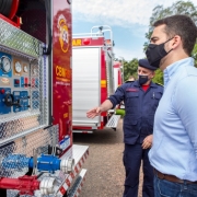 Governador Eduardo Leite parado em frente a um caminhão-tanque, ao fundo um bombeiro e o vice-governador e secretário da Segurança Pública Ranolfo Vieira Júnior.