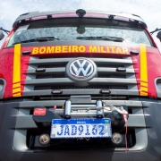 Vista de baixo para cima da parte frontal de um caminhão de bombeiro
