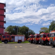 Cinco caminhões-tanque dispostos no pátio do Corpo de Bombeiros Militar do Rio Grande do Sul