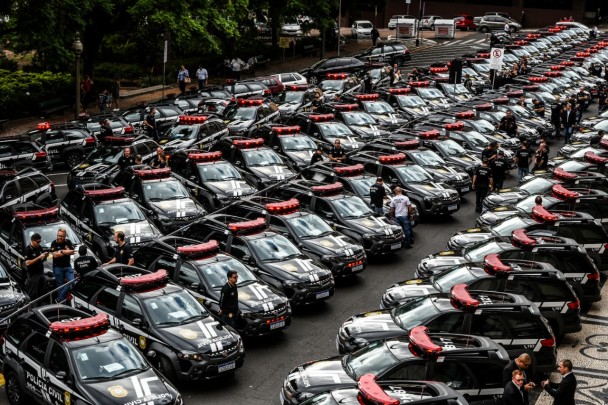 Filas de viaturas da Polícia Civil estacionadas lado a lado diante do Palácio Piratini, em Porto Alegre.