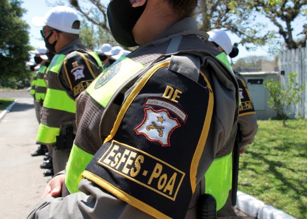 Foto fechada na braçadeira de um aluno-soldado da BM, com o símbolo da Escola de Formação e Especialização de Soldados de Porto Alegre (EsFES-POA)