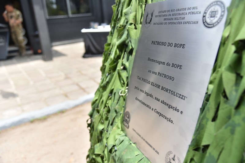 Placa em homenagem ao patrono do Bope, coronel Paulo Eloir Bortoluzzi.