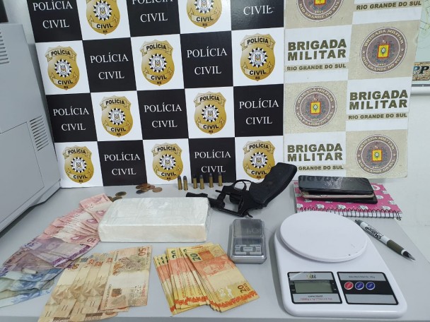 Apreensão de 1kg de Cocaína, 1 arma de fogo, balança, munição e dinheiro