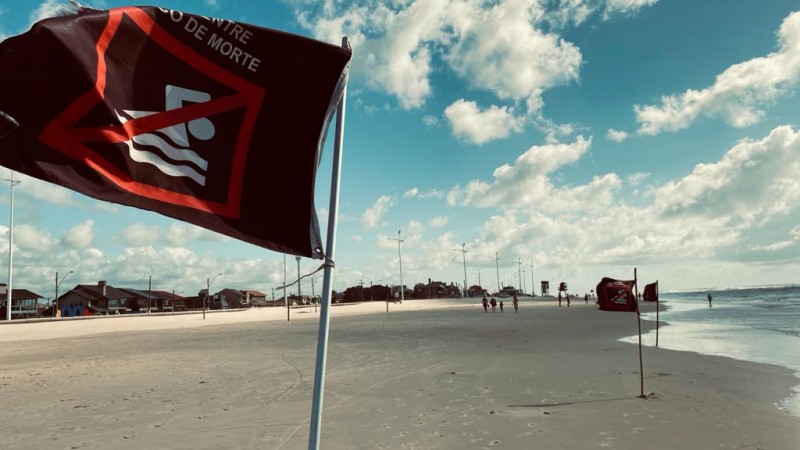 Bandeira Preta hasteada na faixa de areia do litoral