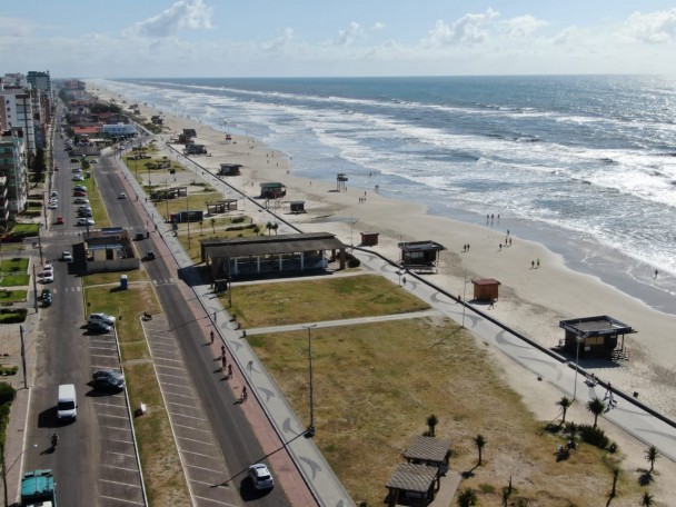 Imagem aérea da faixa de areia do litoral norte do estado.