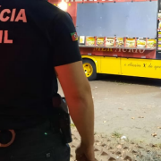 Agente da Polícia Civil em fiscalização a food truck
