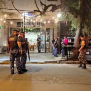 Agentes da Guarda Municipal fiscalizando cumprimento do decreto estadual