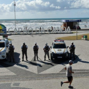 Guarnições da Brigada militar em frente ao letreiro de Capão da Canoa