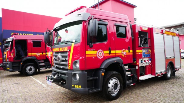 Lado a lado no pátio do quartel do comando-geral do CBMRS, dois novos caminhões Volkswagen auto bomba tanque, com capacidade de 5 mil litros de água, serão empregados em Porto Alegre.