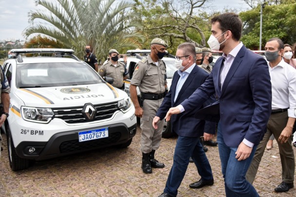 Governador Eduardo Leite e Vice Governador Delegado Ranolfo inspecionam as novas viaturas semiblindadas