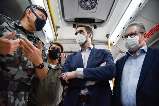 Governador Eduardo Leite e Vice Governador Delegado Ranolfo conferem um dos ônibus entregues a Brigada Militar