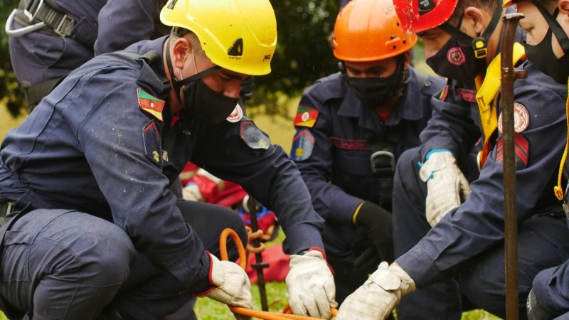 Bombeiros realizando um dos treinamentos.