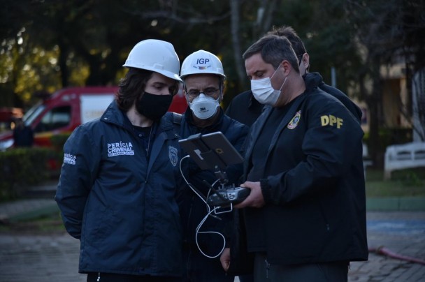 Servidor da PF mostra imagem em um tablet para servidores do IGP.
