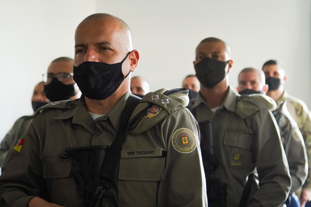 Brigadianos com arma longa.