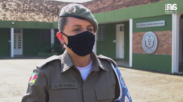 aluna oficial Camila na APM, usando máscara