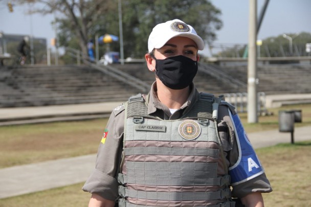 Capitã Clarisse fardada, de máscara, durante policiamento na usina do gasômetro