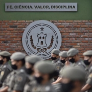 alunos-oficiais sentados em ambiente aberto durante instrução