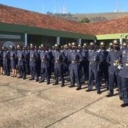 alunos-oficiais em trajes de gala da BM, em posição de descanso 